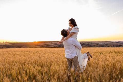 Ensaio de casal no triticale realizado pelo fotógrafo Lucas Sato.'
