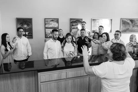 Bênção dos Noivos durante o Casamento Civil no Cartório de São Gotardo pelo fotógrafo Lucas Sato.'