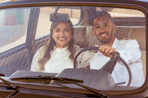 Ensaio de casal na Brasília preta do noivo.'