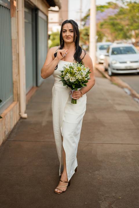 Vestido e buquê para o Casamento Civil em São Gotardo.'