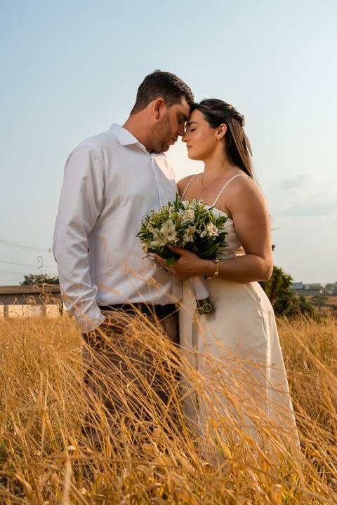 Foto de Casal durante o Ensaio após o Casamento Civil '