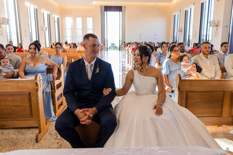 Uma foto que não pode faltar no seu casamento, a troca de olhares do noivo e a noiva.'