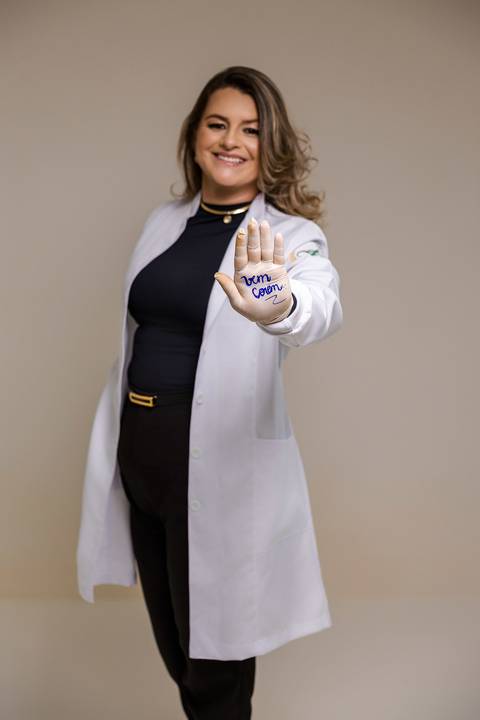 Pose para Ensaio no Estúdio para Técnica em Enfermagem em São Gotardo-MG.'