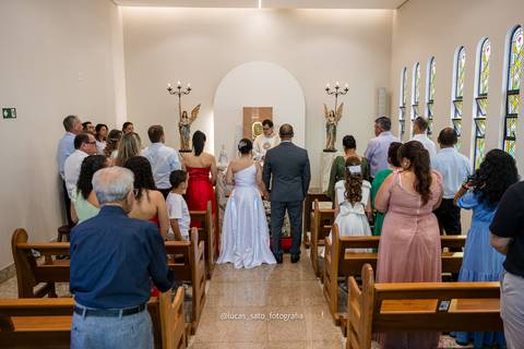 Quantas pessoas cabem na Sacristia de São Gotardo? Cabem 24 pessoas sentadas na Sacristia.'