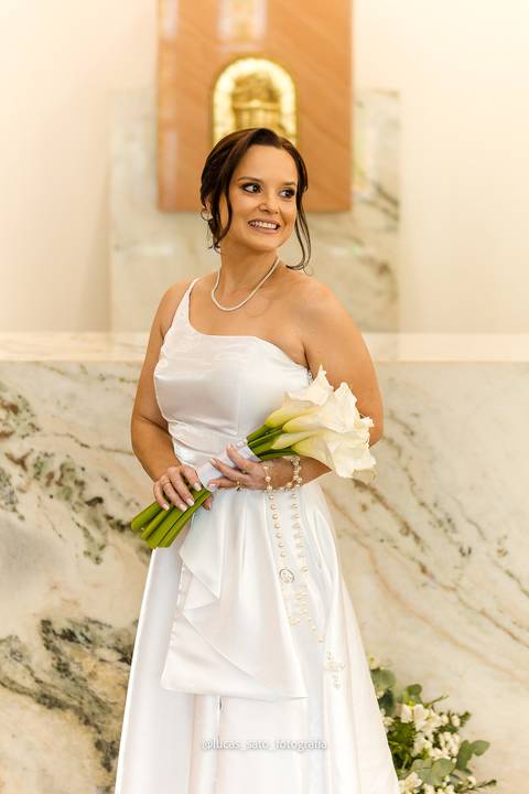 Vestido e buquê a combinação perfeita para um casamento intimista na Sacristia.'