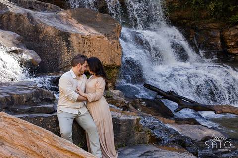 Quer fazer um ensaio numa das Cachoeiras mais belas de Santa Rosa da Serra? Venha registrar seu ensaio com o fotógrafo profissional de Ensaios, Lucas Sato.'