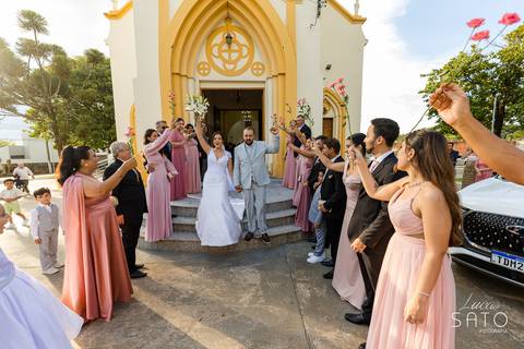 Saída dos noivos da Igreja São Sebastião no município de Serra do Salitre-MG.'