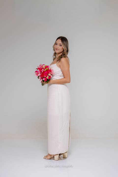 Noiva e buquê para casamento civil em Cartório'