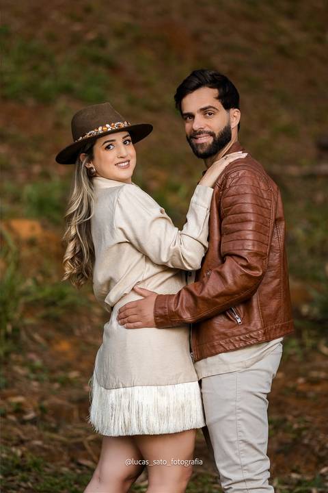 Look para ensaio de casal em foto externa.'