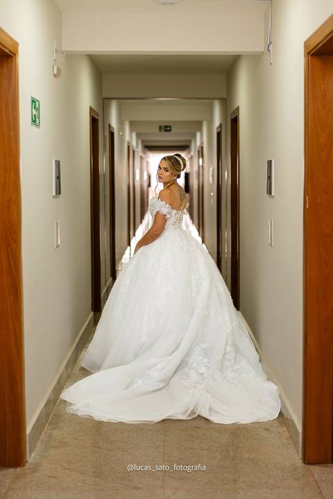 Noiva e seu vestido estilo princesa no Casamento na cidade de Serra do Salitre.'