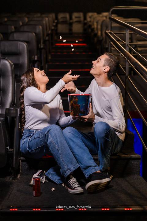 Ensaio de Casal no Cinema, realizado em Patos de Minas pelo fotógrafo de Casamentos, Lucas Sato.'