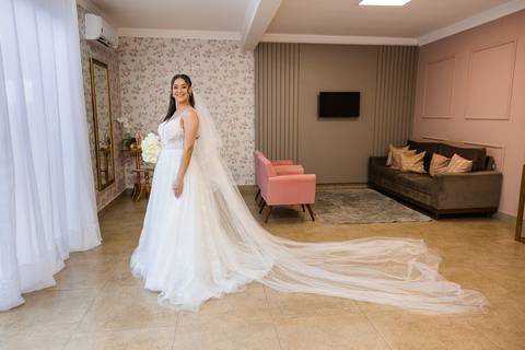 Noiva com seu vestido estilo princesa pronta a Entrada da Cerimônia na Igreja Capuchinhos de Patos de Minas. Fotógrafo profissional Lucas Sato-Fotografia.'