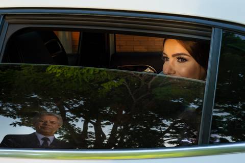 Aquela foto da noiva que não pode faltar. Olhar da noiva e o pai. Cerimônia de casamento em São Gotardo-MG'