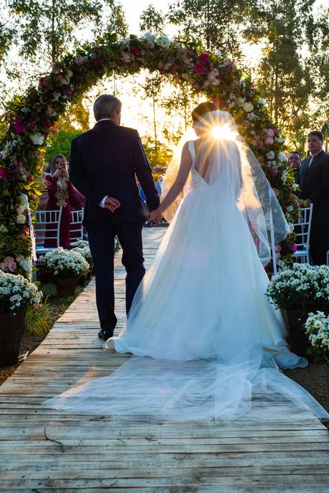 Entrada da noiva no pôr do sol no casamento familiar da Ana Melo e Danilo em São Gotardo-MG'