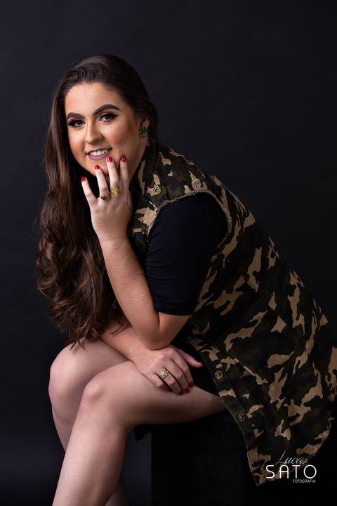 Book no estúdio Lucas Sato-Fotografia realizado no município de São Gotardo. Vestido para ensaios femininos'