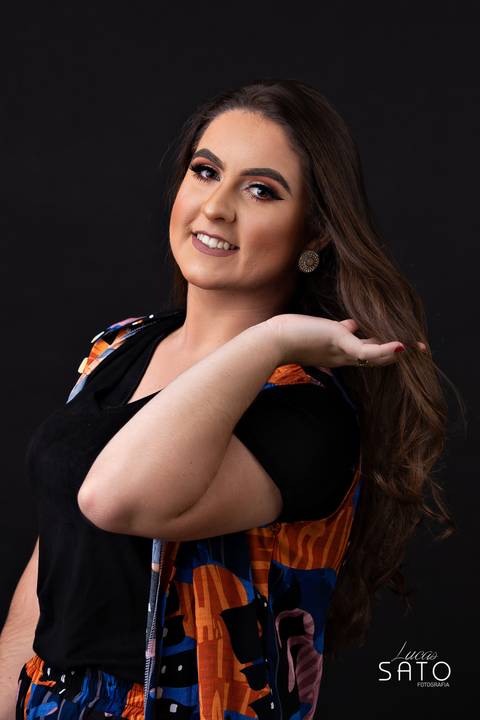 Book no estúdio Lucas Sato-Fotografia realizado no município de São Gotardo. Vestido para ensaios femininos'