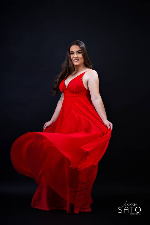 Book no estúdio Lucas Sato-Fotografia realizado no município de São Gotardo. Vestido para ensaios femininos'