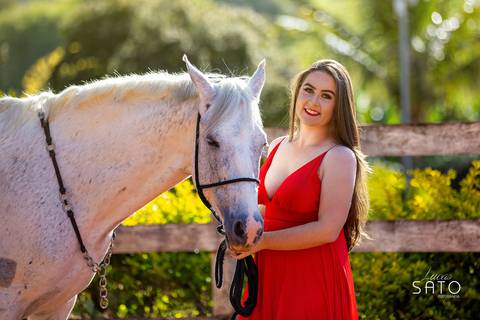 Book com cavalo realizado no município de São Gotardo. Vestido para ensaios femininos'