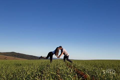 Fotos de ensaio no trigo na cidade de São Gotardo-MG. Pré wedding no trigo. #casalnotrigo #ensaionotrigo #ensaionatureza'