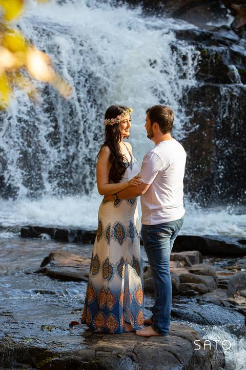Fotos de ensaio na Cachoeira na cidade de São Gotardo-MG. Pré wedding no trigo. #casalnacachoeira #cachoeira #ensaionacachoeira #CachoeiradoIndaiazinho'