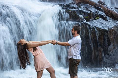Fotos de ensaio na Cachoeira na cidade de São Gotardo-MG. Pré wedding no trigo. #casalnacachoeira #cachoeira #ensaionacachoeira #CachoeiradoIndaiazinho'