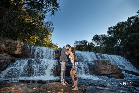 Fotos de ensaio na Cachoeira na cidade de São Gotardo-MG. Pré wedding no trigo. #casalnacachoeira #cachoeira #ensaionacachoeira #CachoeiradoIndaiazinho'