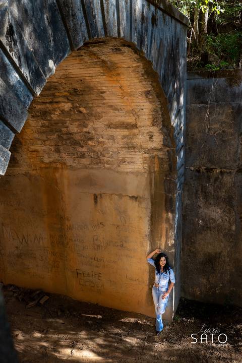 Ensaio feminino realizado na cidade de Serra da Saudade, menor município do brasil. Ensaio mulher 35 anos, são gotardo-mg, tunel da serra da saudade-mg'