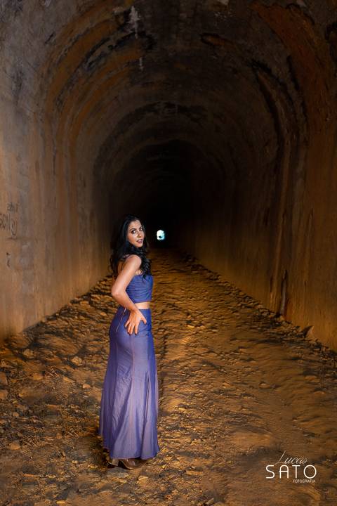 Ensaio feminino realizado na cidade de Serra da Saudade, menor município do brasil. Ensaio mulher 35 anos, são gotardo-mg, tunel da serra da saudade-mg'