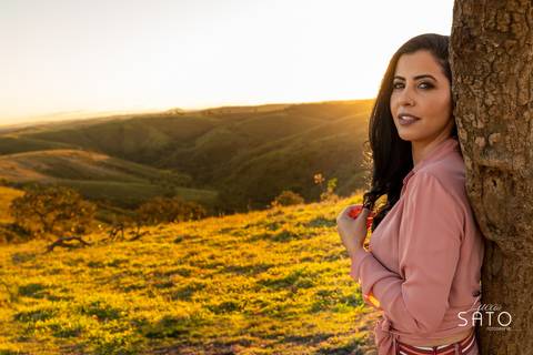 Ensaio feminino realizado na cidade de Serra da Saudade, menor município do brasil. Ensaio mulher 35 anos, são gotardo-mg, tunel da serra da saudade-mg'