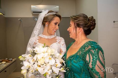 Fotografia vestido da noiva e a mãe. Casamento na cidade de São Gotardo-MG
#saogotardo #noivas #vestidonoiva'