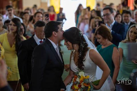 Fotografia do beijo do casamento na cidade de São Gotardo-MG. Igreja matriz de São Sebastião em São Gotardo-MG. #saogotardo #casamento #noivasaogotardo'