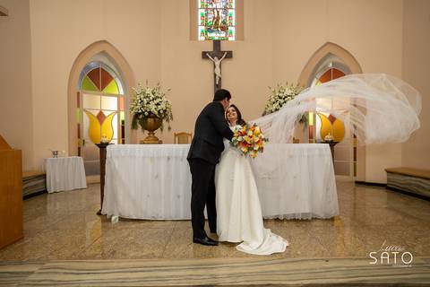 Fotografia  casamento na cidade de São Gotardo-MG. Igreja matriz de São Sebastião em São Gotardo-MG. Vestido da noiva. #saogotardo #casamento #noivasaogotardo'