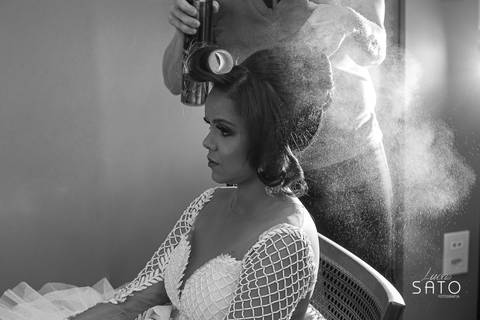 Noiva no salão da Zezinha em São Gotardo-MG. Vestido de noiva'