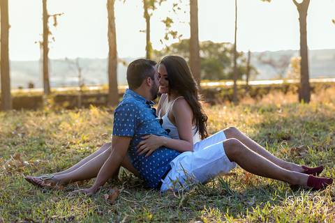 Fotografia com história do casal. Pre wedding na cidade de São Gotardo-MG. Poses de casal para ensaio'