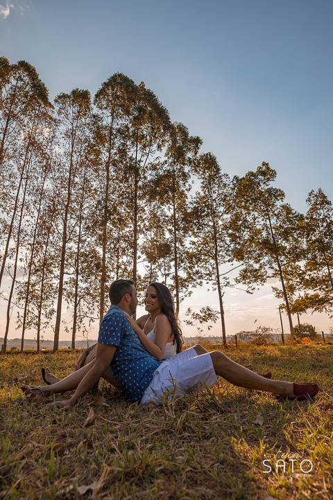Fotografia com história do casal. Pre wedding na cidade de São Gotardo-MG. Poses de casal para ensaio'
