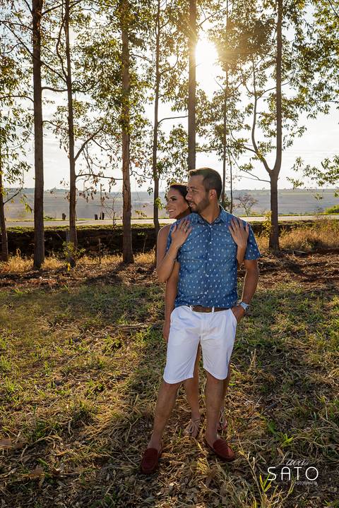 Fotografia com história do casal. Pre wedding na cidade de São Gotardo-MG. Poses de casal para ensaio'