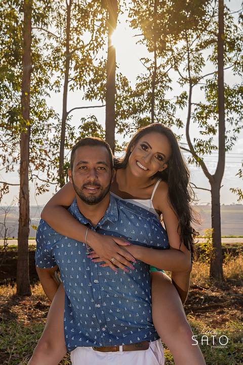 Fotografia com história do casal. Pre wedding na cidade de São Gotardo-MG. Poses de casal para ensaio'