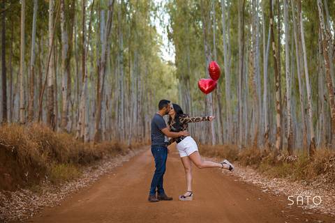 Fotografia com história do casal. Pre wedding na cidade de São Gotardo-MG. Poses de casal para ensaio'
