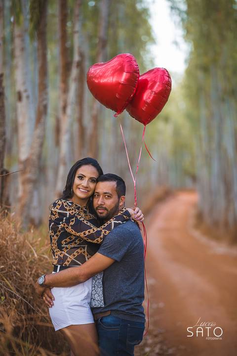 Fotografia com história do casal. Pre wedding na cidade de São Gotardo-MG. Poses de casal para ensaio'