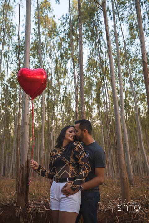 Fotografia com história do casal. Pre wedding na cidade de São Gotardo-MG. Poses de casal para ensaio'