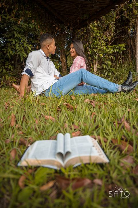 Ensaio de pre casamento na cidade de São Gotardo-MG. Pousada brasileiro no Rio Paranaíba-MG.
Bíblia no ensaio de casal.'