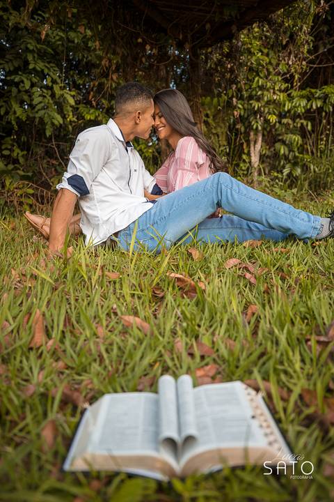Ensaio de pre casamento na cidade de São Gotardo-MG. Pousada brasileiro no Rio Paranaíba-MG.
Bíblia no ensaio de casal.'