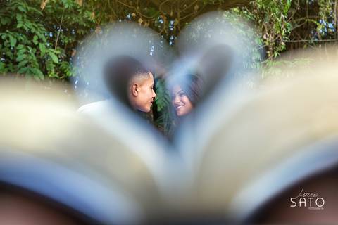 Ensaio de pre casamento na cidade de São Gotardo-MG. Pousada brasileiro no Rio Paranaíba-MG.
Bíblia no ensaio de casal.'