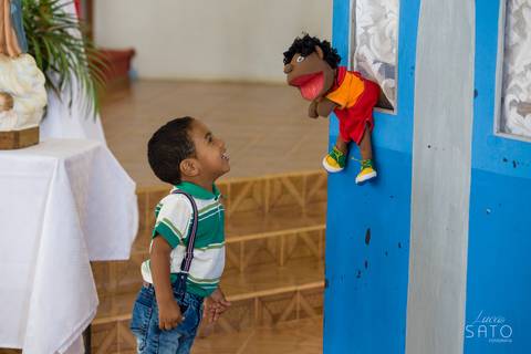 Momento fofo durante o batismo em Guarda dos Ferreiros'