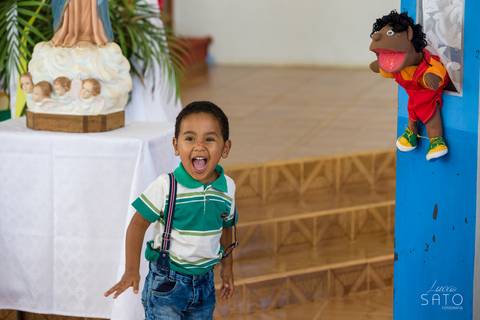 Momento fofo e engraçado durante o batismo em Guarda dos Ferreiros'