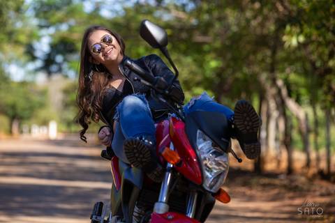 Ensaio 15 anos com moto no asfalto.'