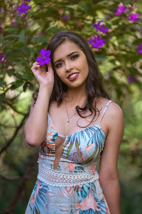 Fotografia de 15 anos na cidade de São Gotardo-MG. Ensaio foto, ensaio com flores'