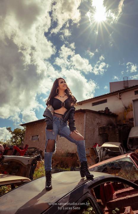 Fotografia de 15 anos na cidade de São Gotardo-MG. Ensaio foto, ensaio com flores. Ensaio 15 anos, book de 15 anos'