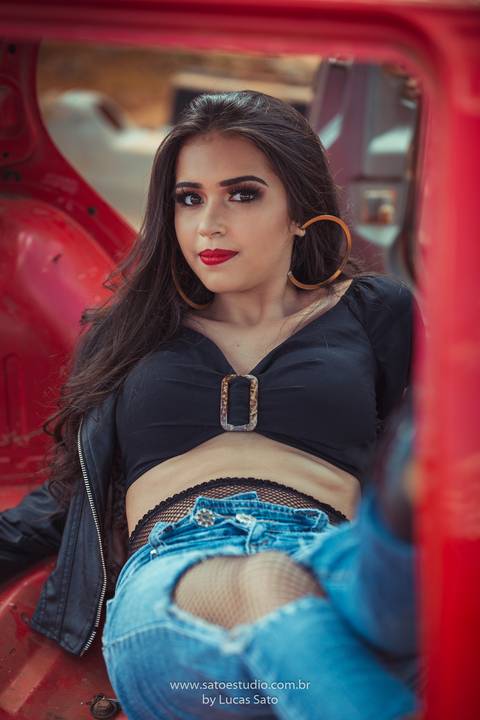 Ensaio 15 anos no ferro velho na cidade de São Gotardo MG. Ensaio tumblr ferro velho. #ferrovelho #saogotardo #roupabook'