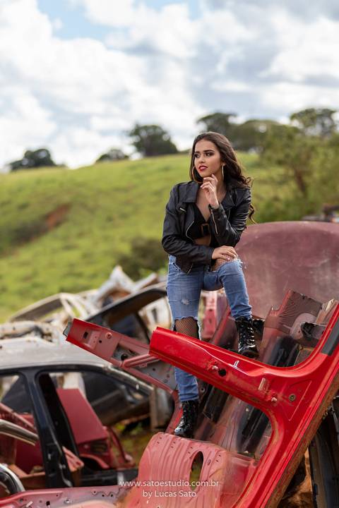 Fotografia de 15 anos na cidade de São Gotardo-MG. Ensaio foto, ensaio com flores. Ensaio 15 anos, book de 15 anos'